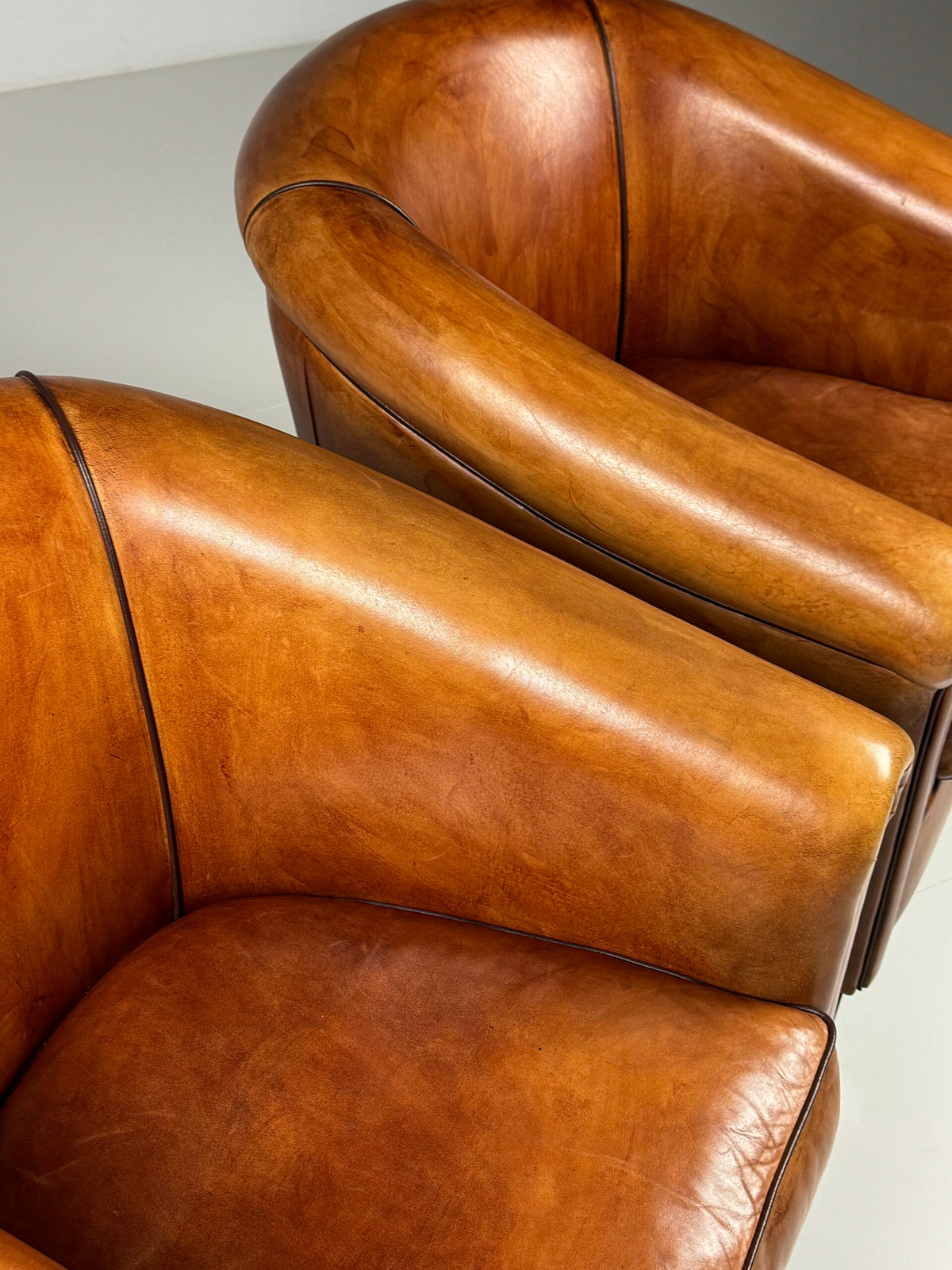 Pair of Sheepskin Club Armchairs in New Condition, photo 15