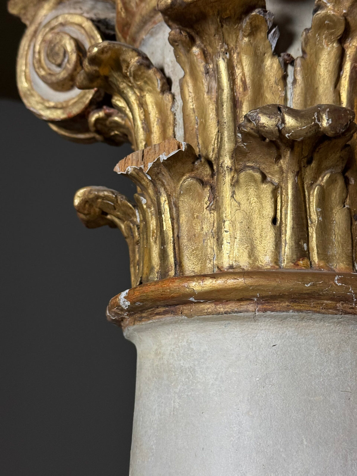 Pair of Large 18th Century Columns with Carved Gilt Capitals, photo 12