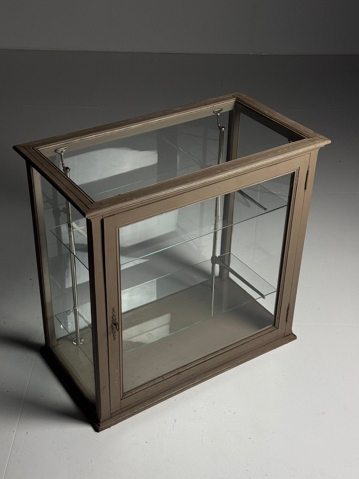 French Grey Painted Pine Display Cabinet, Early 20th Century, photo 3
