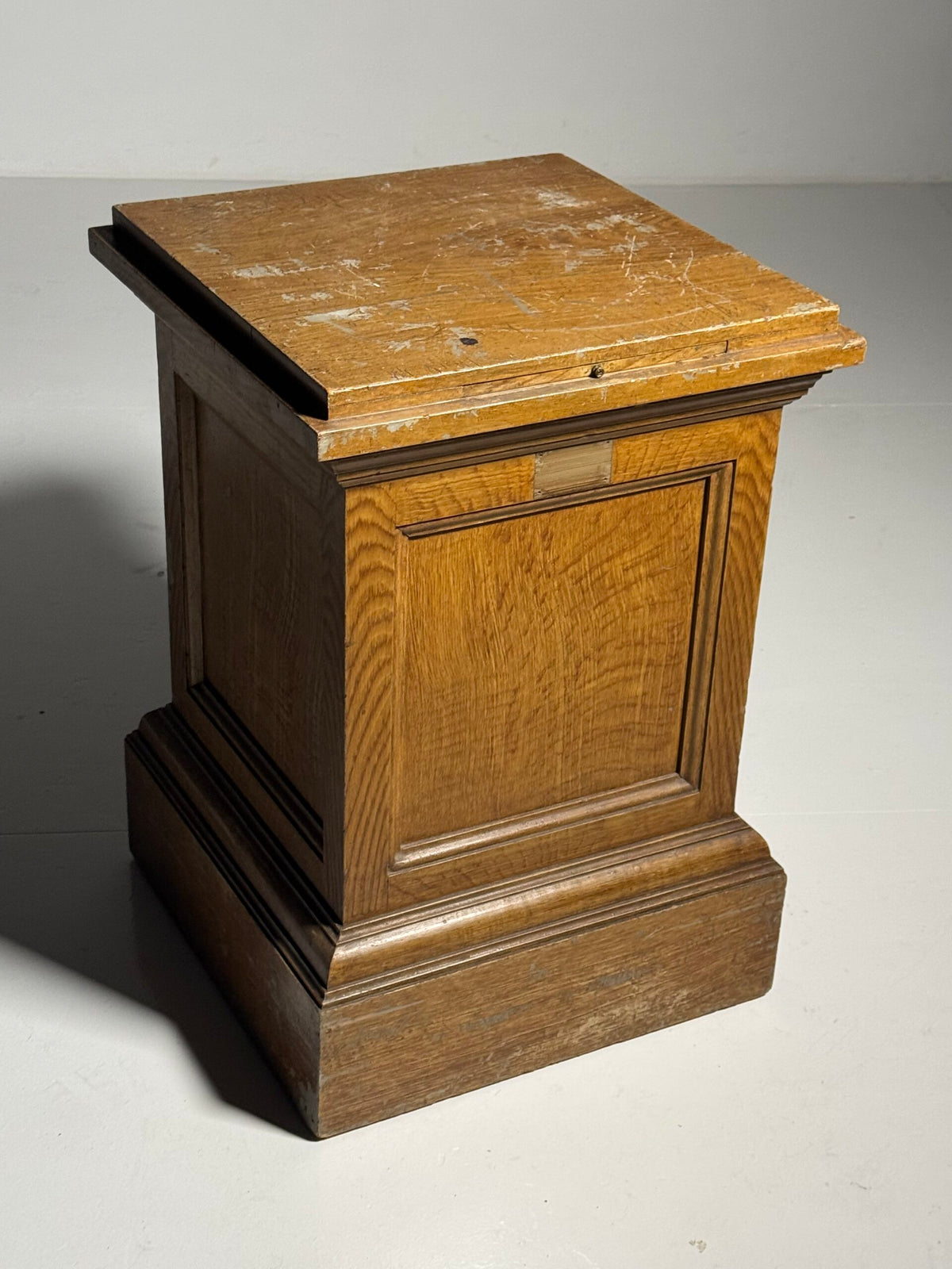 Classic Wooden Column Pedestal Painted Faux Bois Oak, 20th Century, photo 9