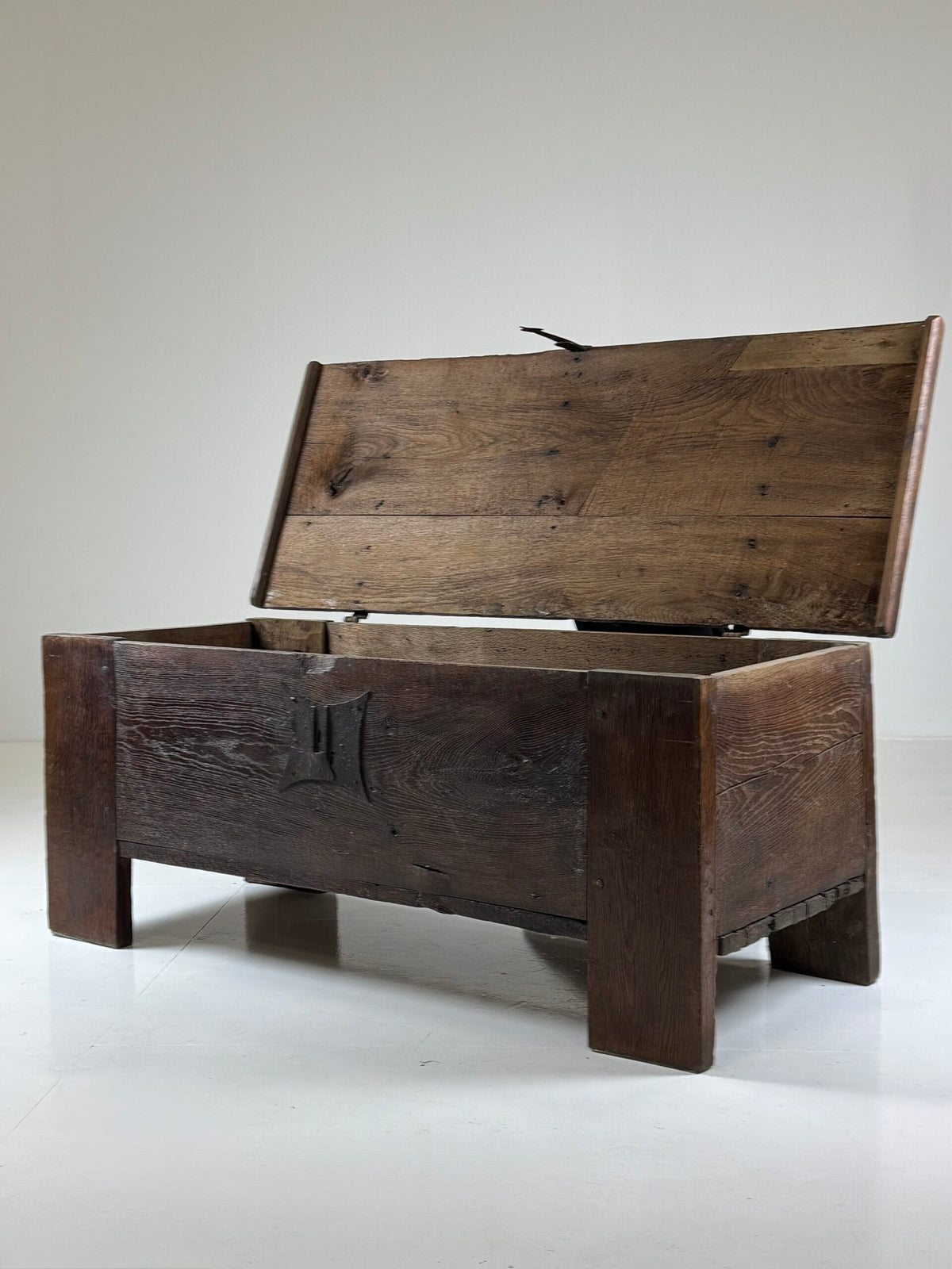 Oak Plank Chest (Stollentruhe), Early 17th Century, photo 5
