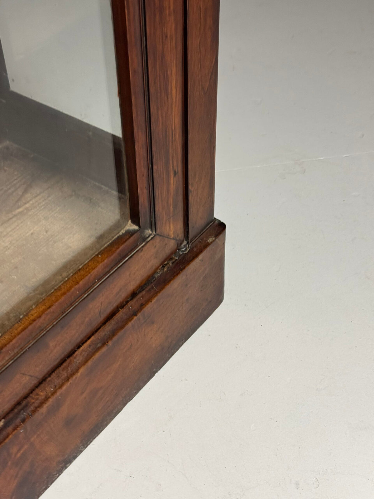 Pair of French Mahogany Veneer Display Cabinets, photo 18