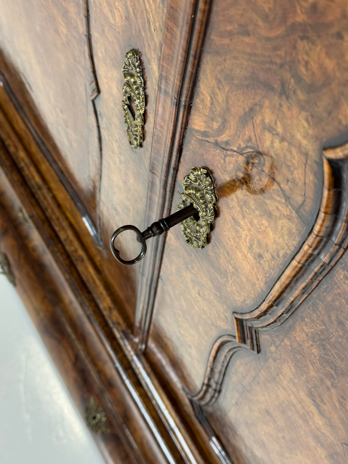 Dutch Burr Walnut Cabinet, circa 1740, photo 40