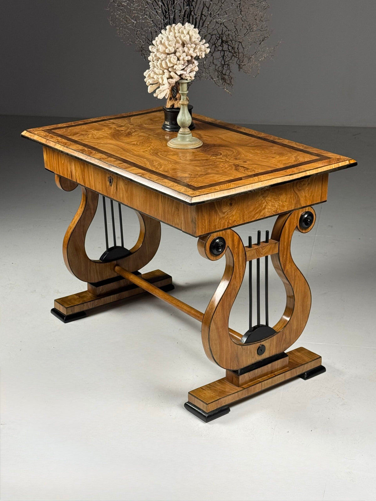 Biedermeier schrijftafel van essenhout, Duitsland of Oostenrijk, midden 19e eeuw