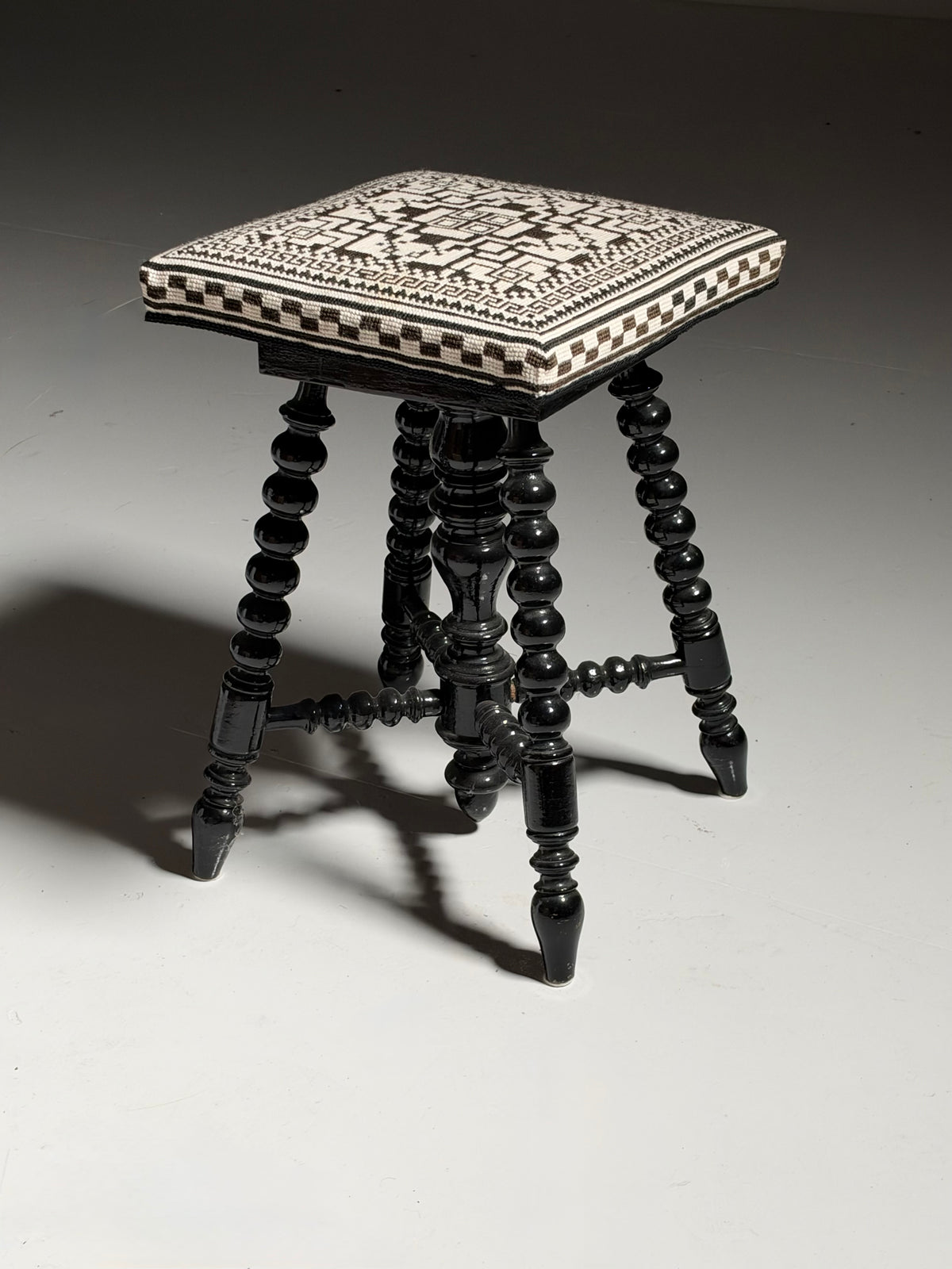 Bobbin piano stool