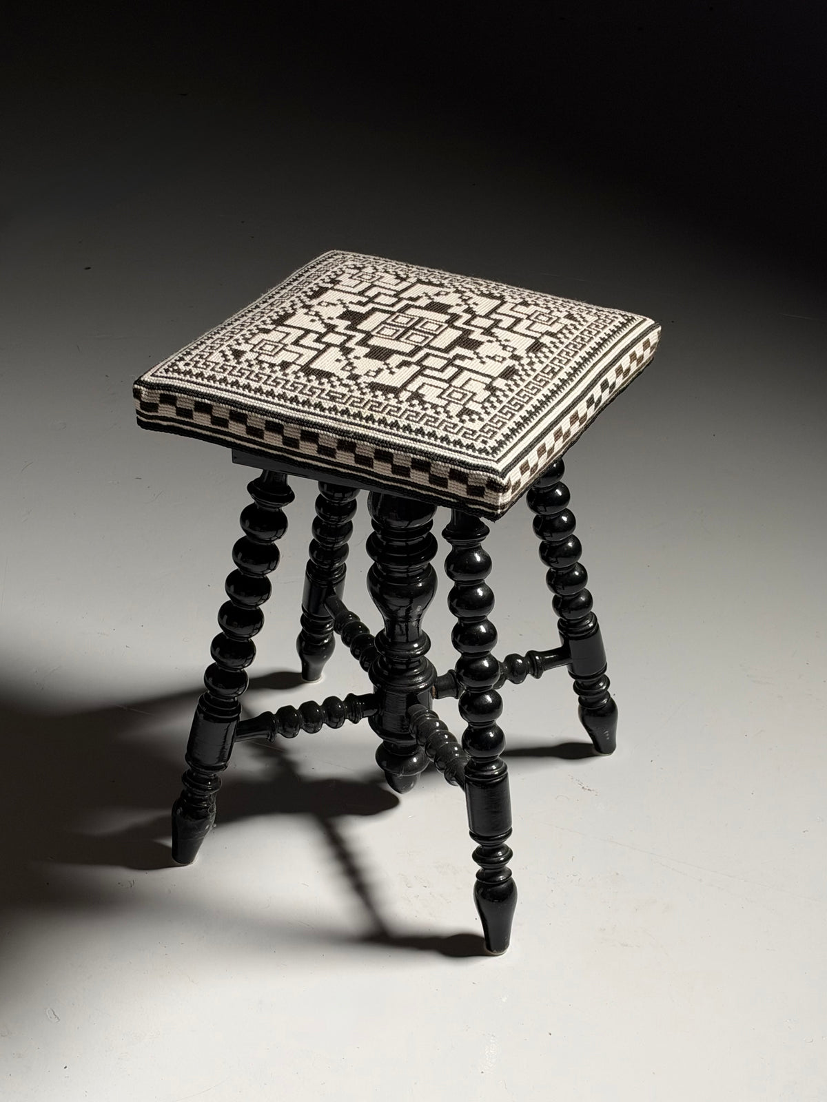 Bobbin piano stool