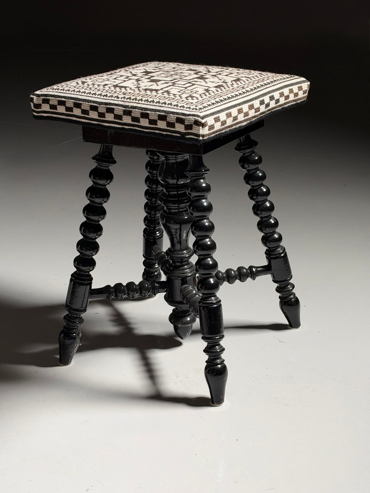 Bobbin piano stool