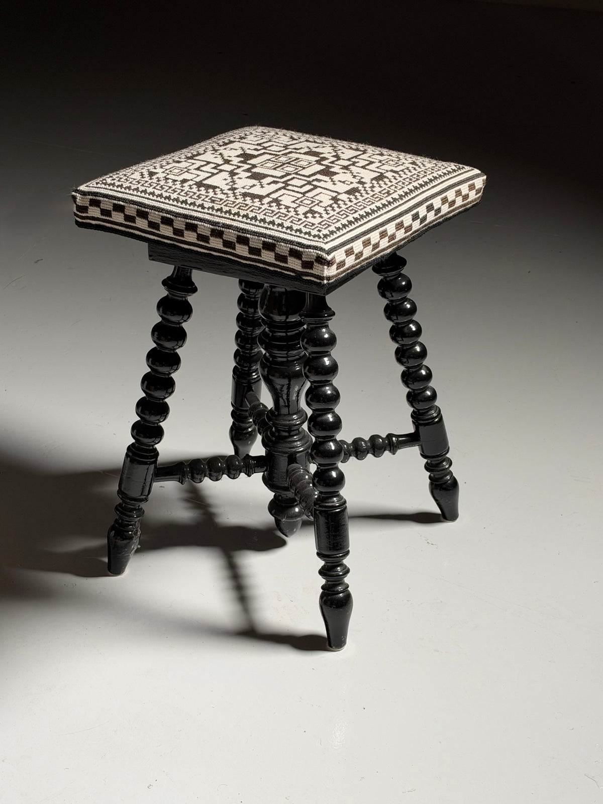 Bobbin piano stool