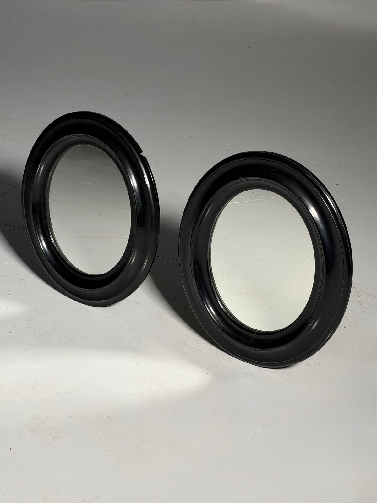Pair of oval mirrors, 19th century
