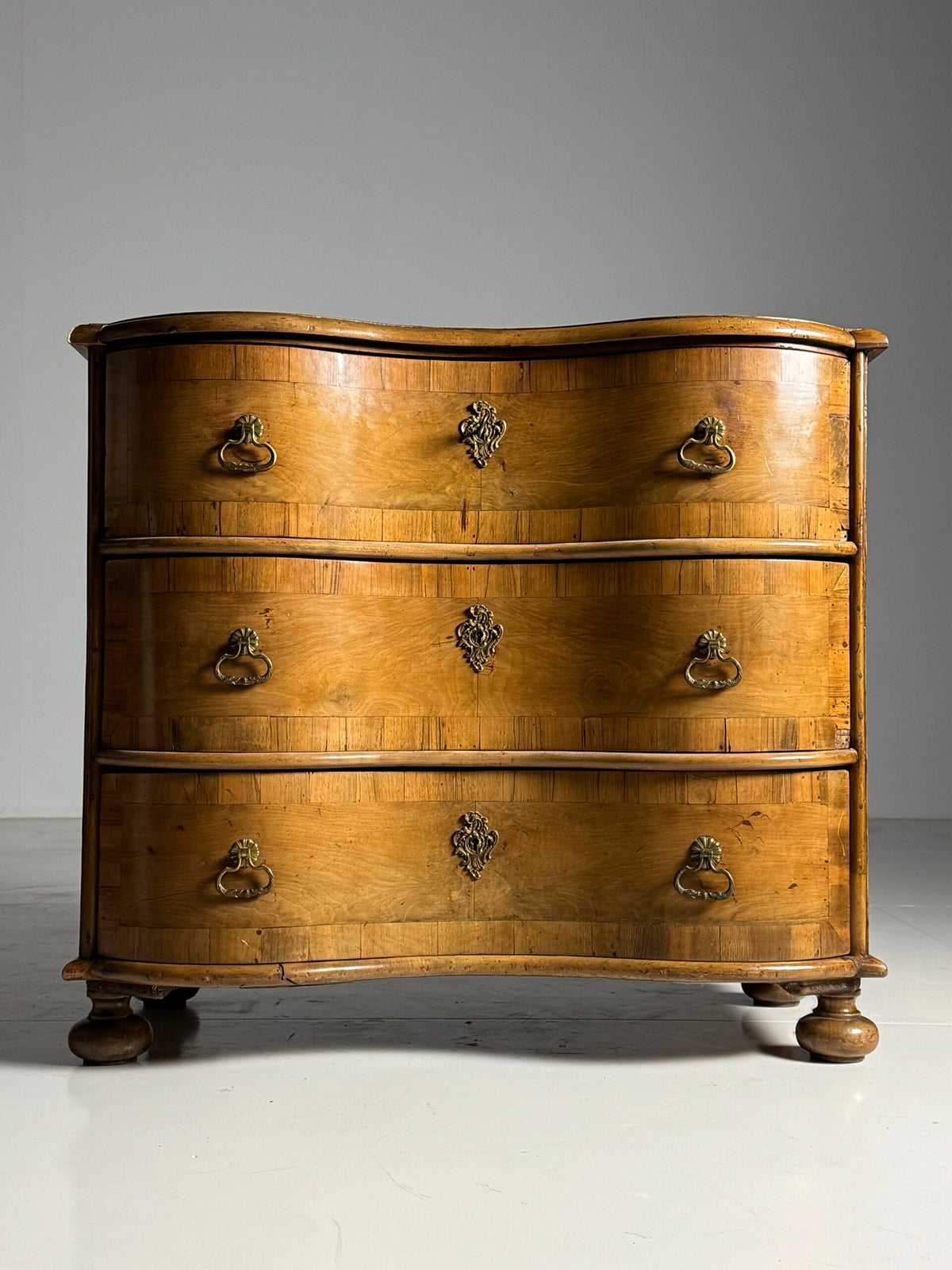 South German Serpentine Chest of Drawers, 18th Century, photo 1