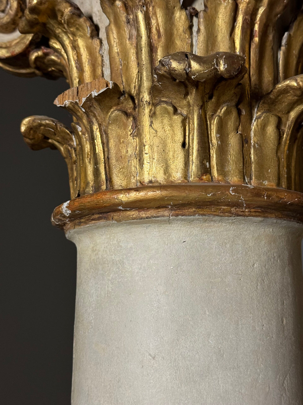 Pair of Large 18th Century Columns with Carved Gilt Capitals, photo 11