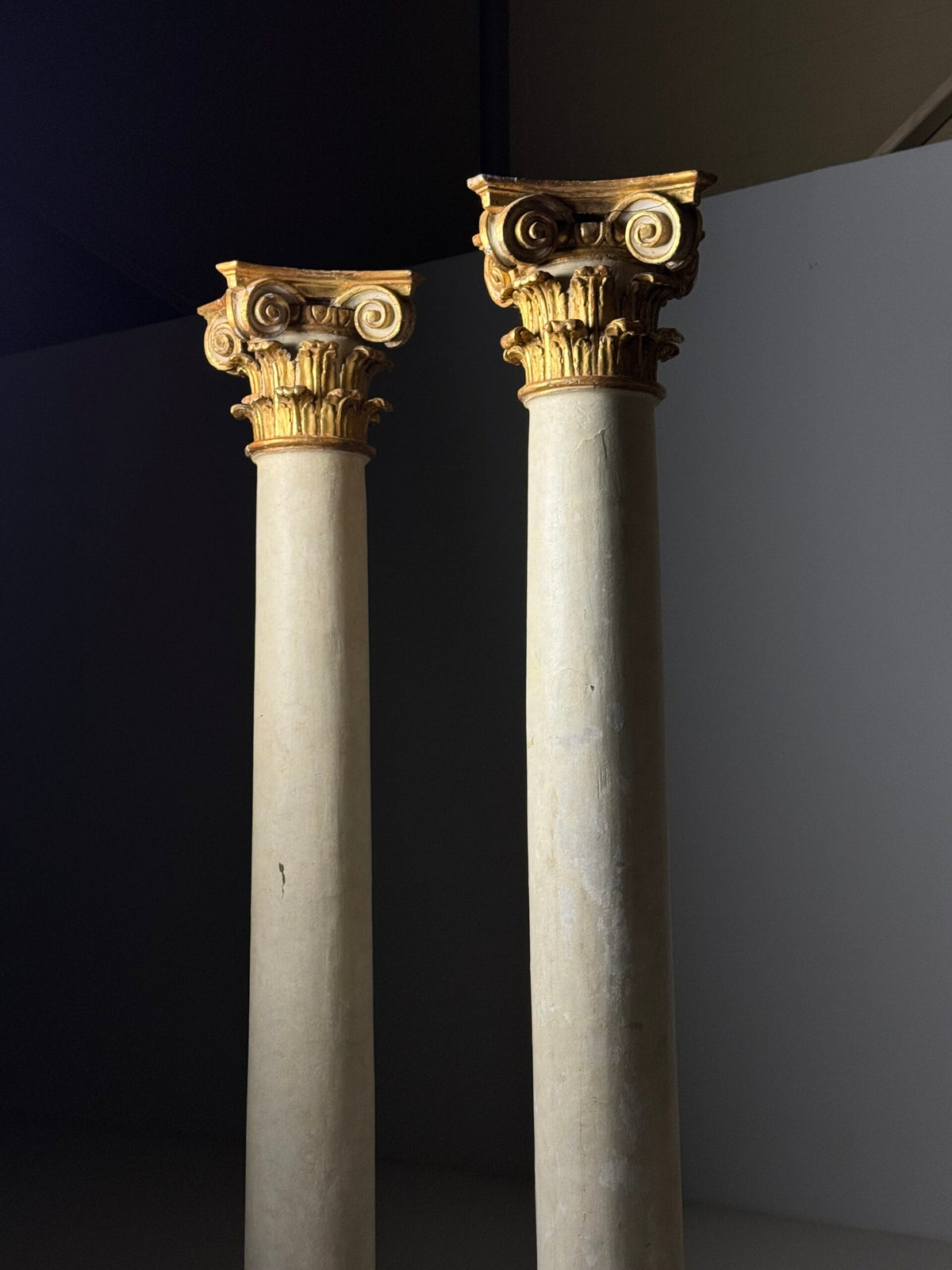 Pair of Large 18th Century Columns with Carved Gilt Capitals, photo 13