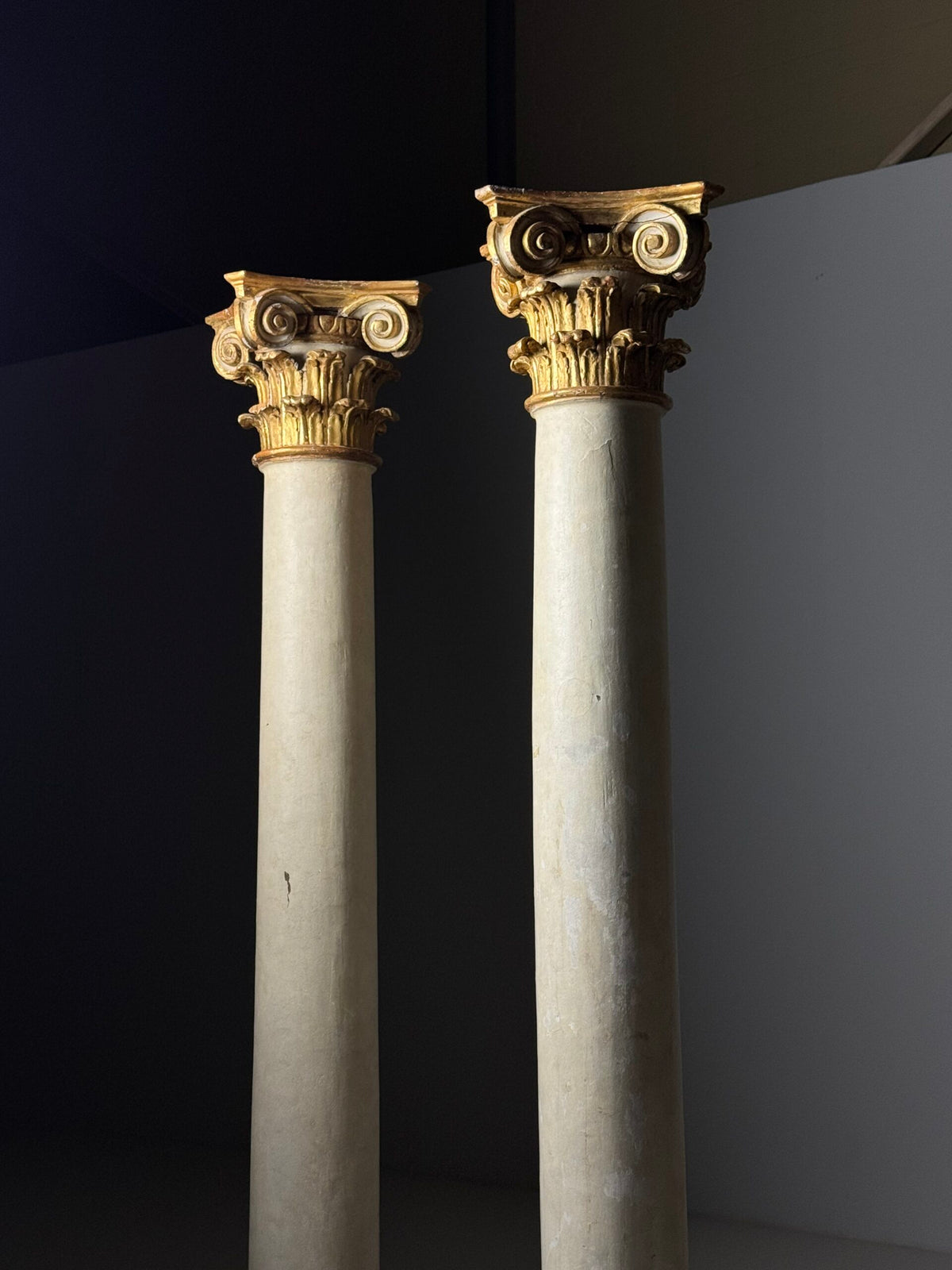 Pair of Large 18th Century Columns with Carved Gilt Capitals, photo 1