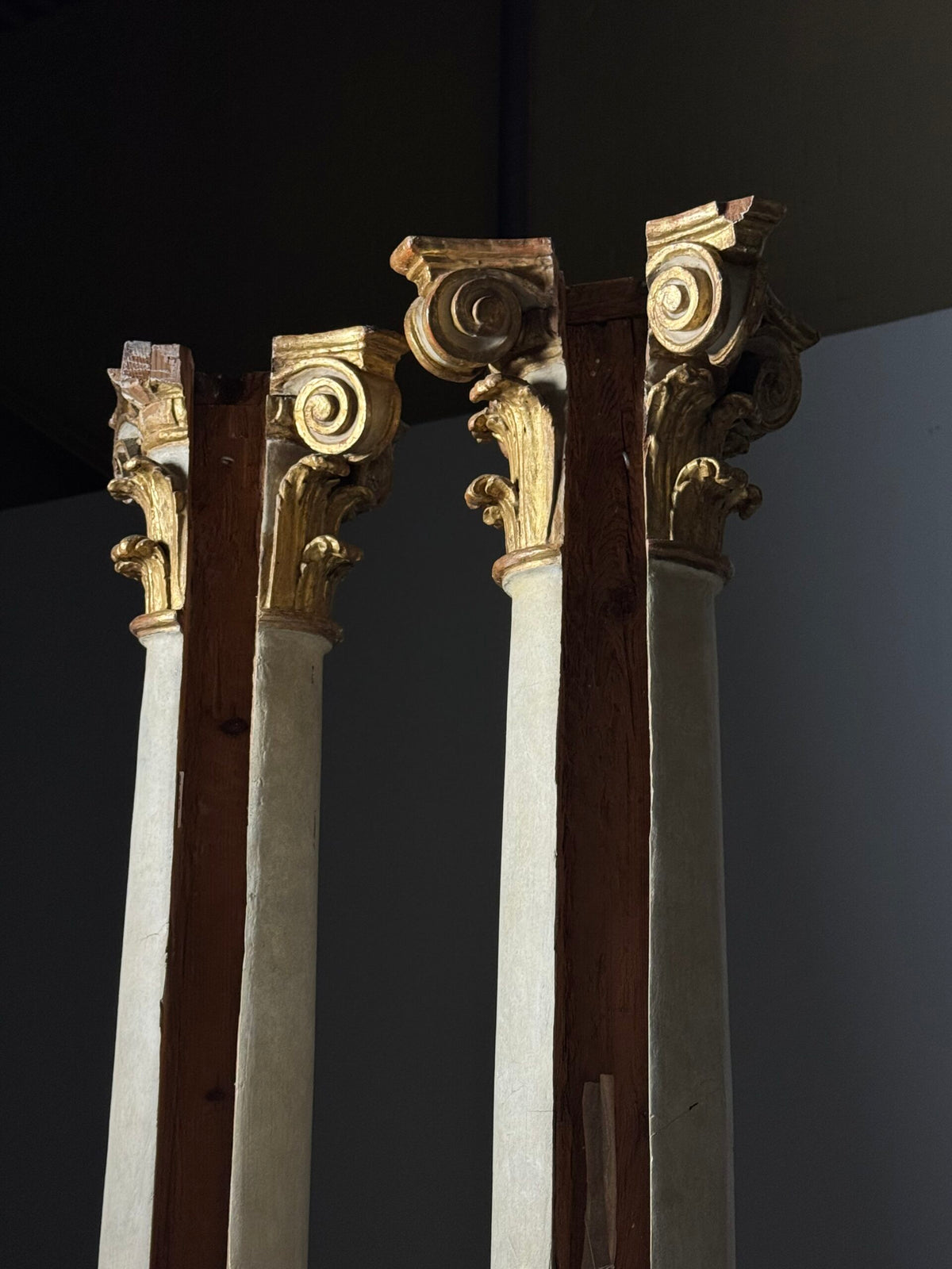 Pair of Large 18th Century Columns with Carved Gilt Capitals, photo 23