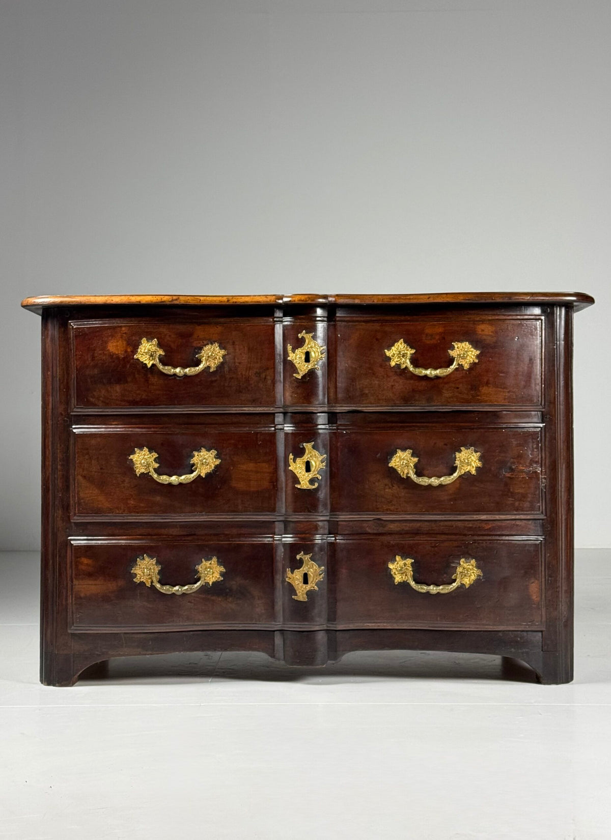 Large French Louis XV Walnut Commode, 18th Century, photo 3