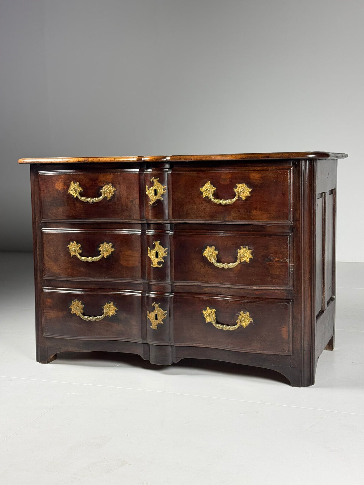 Large French Louis XV Walnut Commode, 18th Century, photo 6