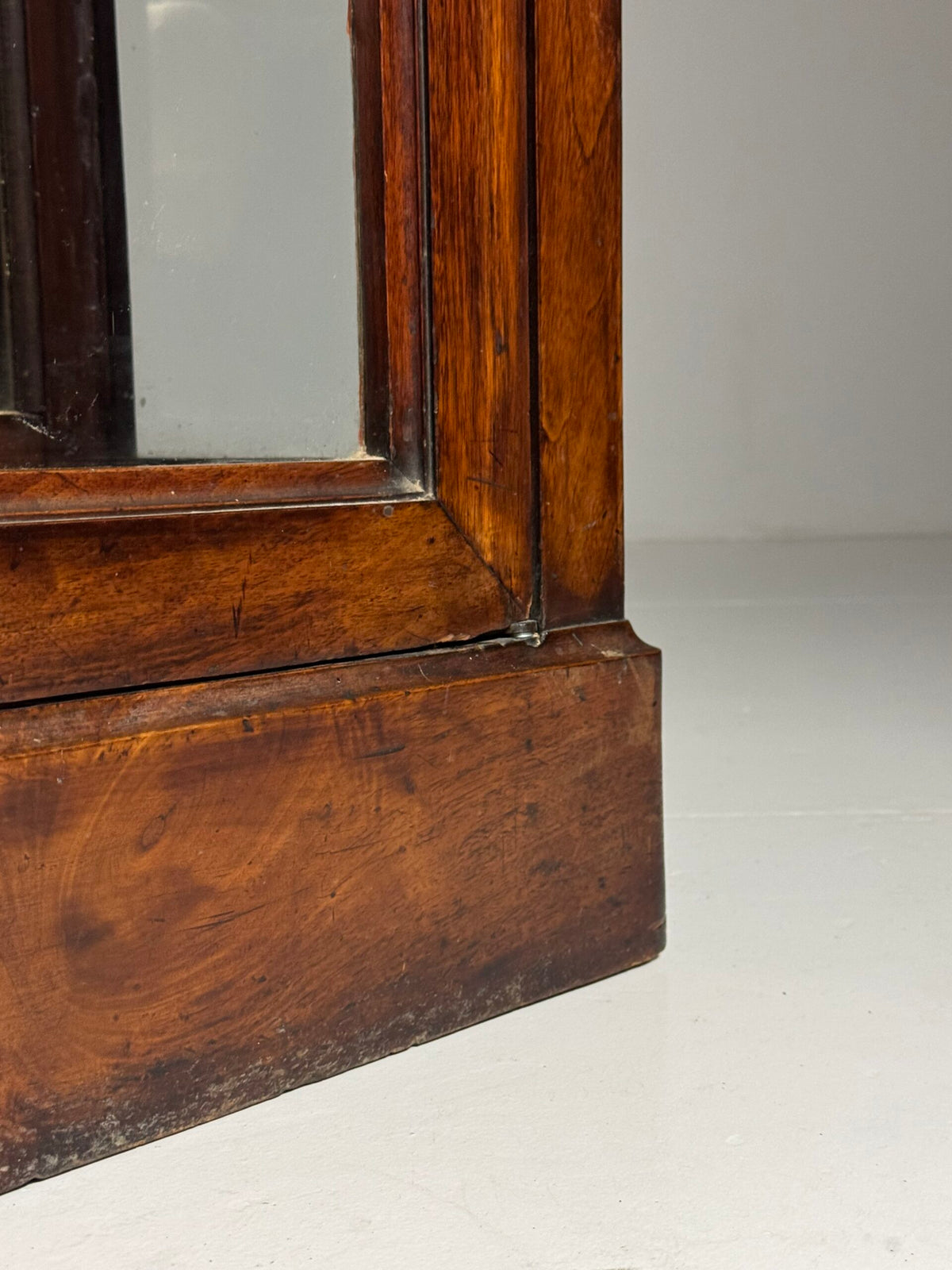 Pair of French Mahogany Veneer Display Cabinets, photo 17
