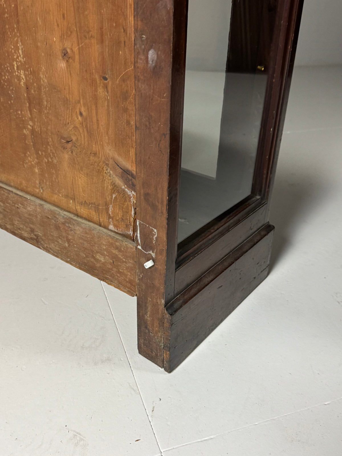 Pair of French Mahogany Veneer Display Cabinets, photo 2
