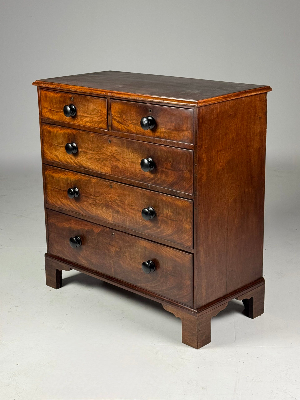 English Mahogany Veneer Chest of Drawers, Late 19th Century, photo 1