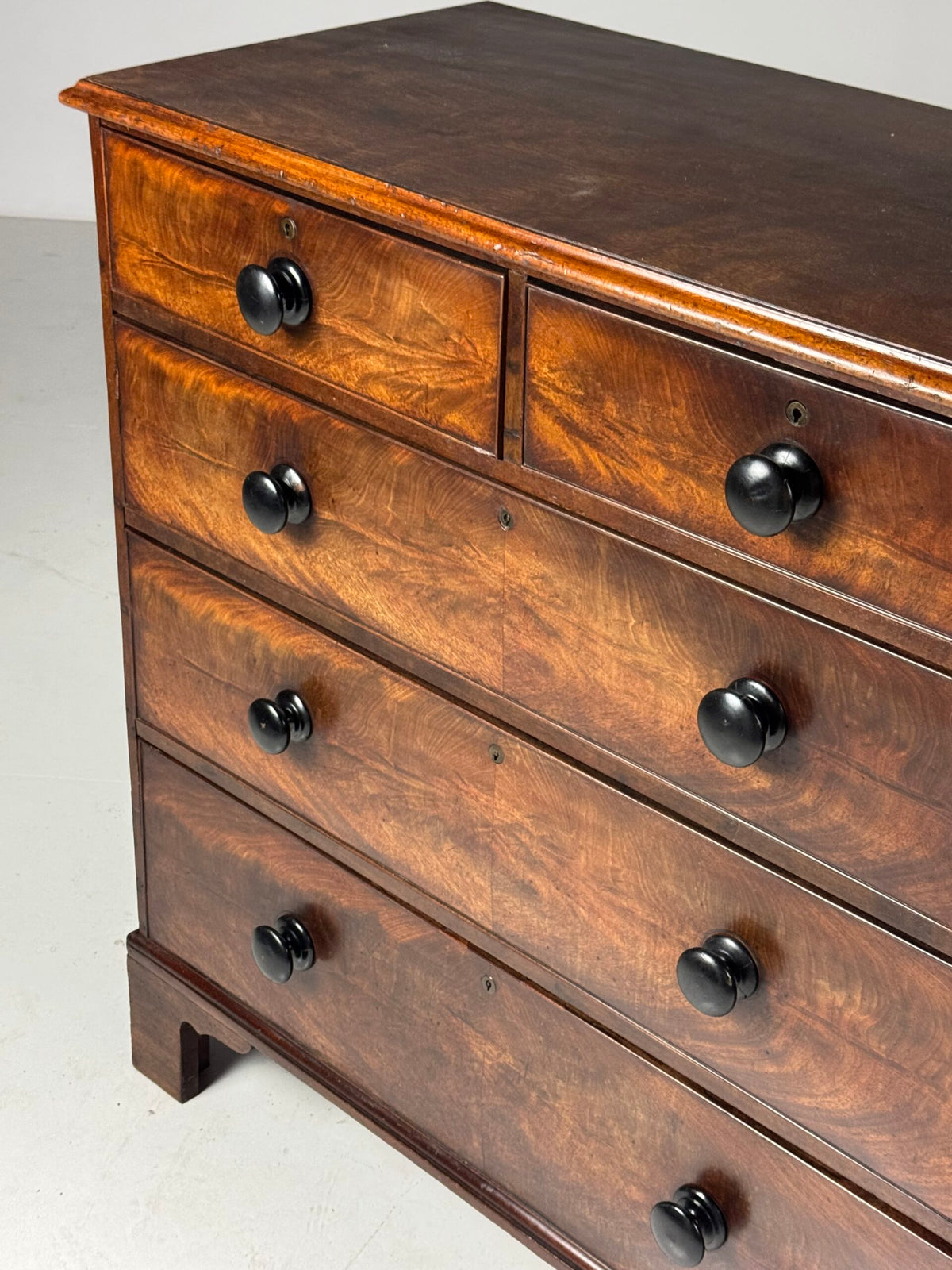 English Mahogany Veneer Chest of Drawers, Late 19th Century, photo 9