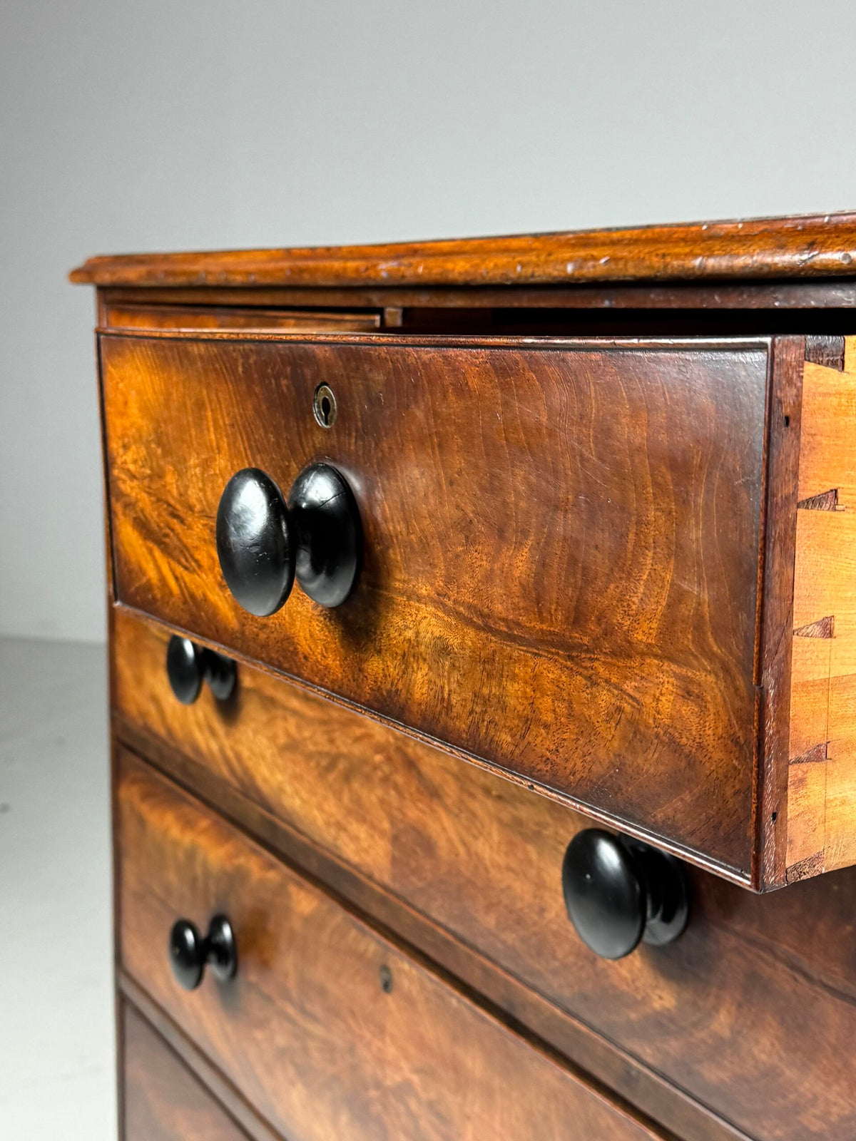 English Mahogany Veneer Chest of Drawers, Late 19th Century, photo 12