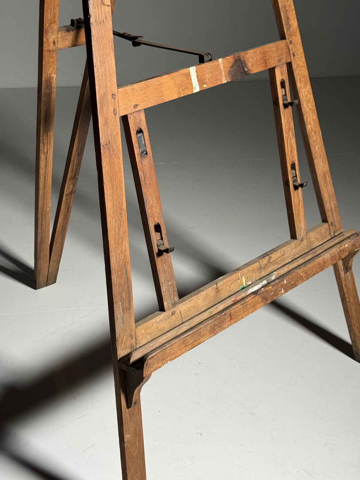 Oak easel, circa 1900–1930